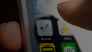 Finger tippt auf Handy mit Mediteo Icon